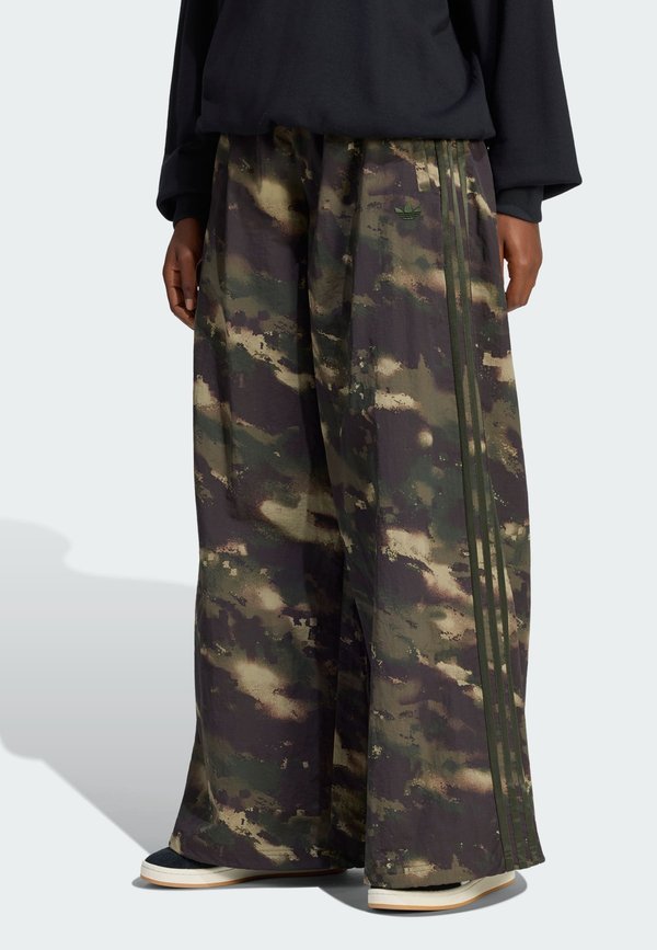 adidas Originals ADIDAS ORIGINALS CAMOUFLAGE ADILENIUM TRACK PANT - Trousers - night cargo   aurora coffee   olive strata   orbit green