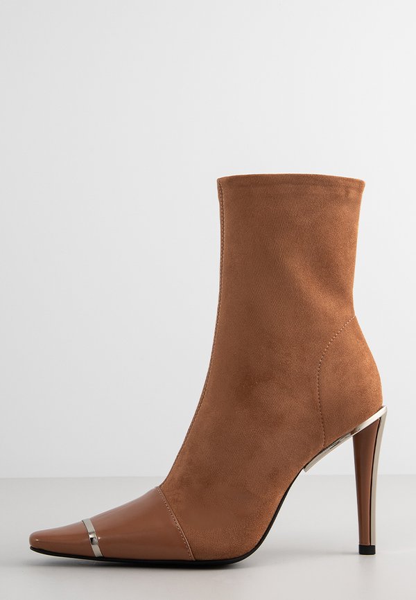 Jeffrey Campbell CLOCKWISE