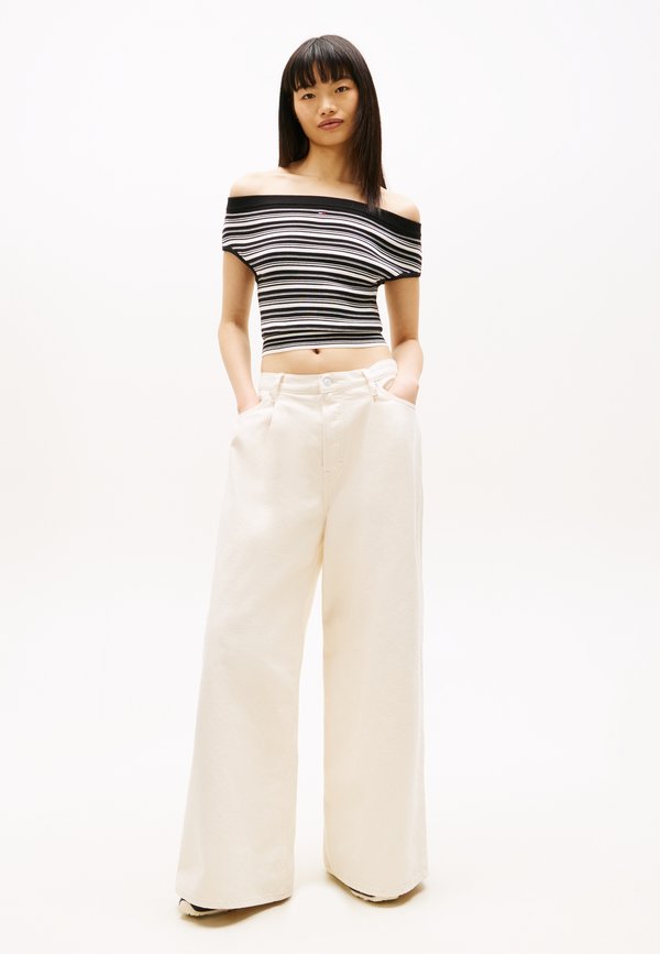 Tommy Jeans PLEATED MID RISE LOOSE STRAIGHT LEG JEANS