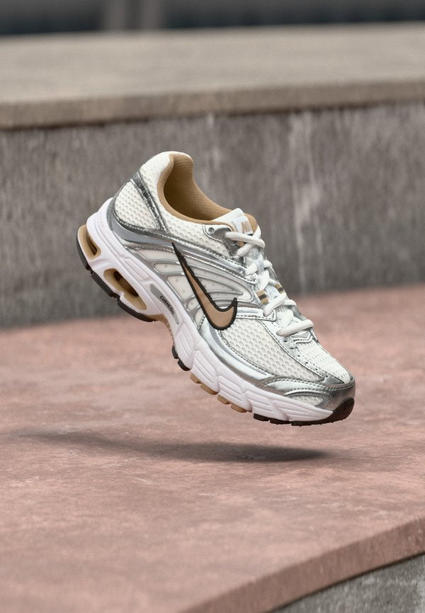 Nike Sportswear AIR MAX MOTO 2K - Trainers - white/british khaki/metallic silver-coloured/black/flat silver-coloured/photon dust