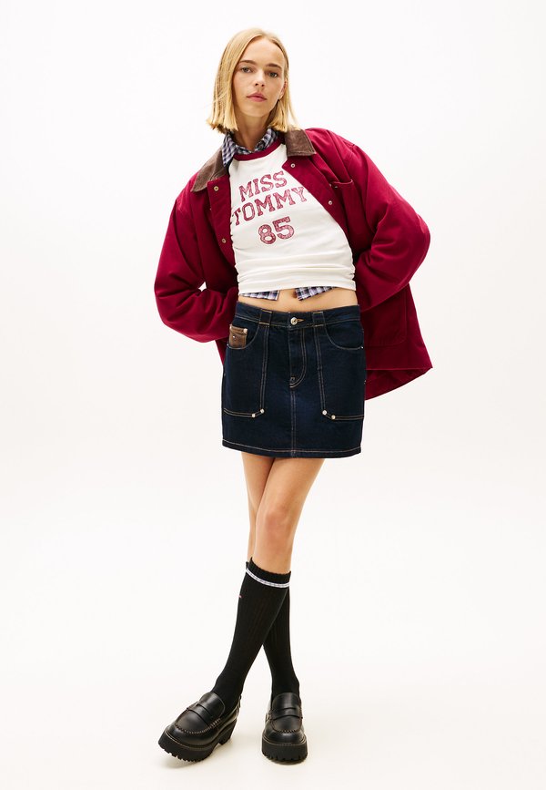 Tommy Jeans FLAG EMBROIDERY DENIM STRAIGHT MINI SKIRT