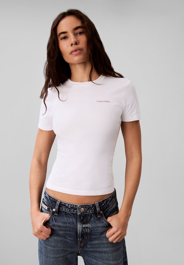 Calvin Klein SLIM FIT FEMININE LOGO TEE - Basic T-shirt - bright white