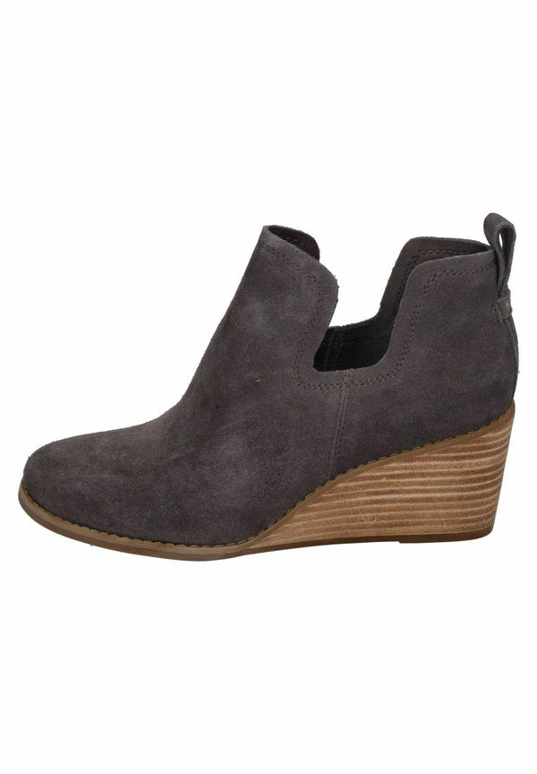 TOMS  KALLIE