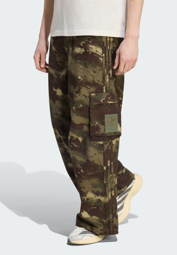 adidas Originals ADIDAS ORIGINALS CAMO PANTS - Cargo trousers - olive strata