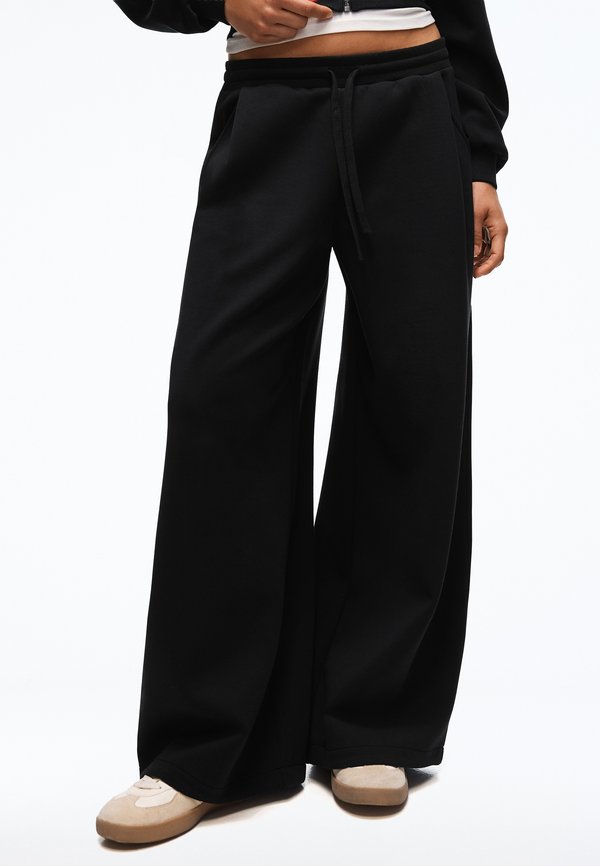 Bershka BARREL TROUSERS - Tracksuit bottoms - black