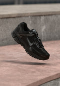 Nike Sportswear ZOOM VOMERO 5 - Trainers - black/metallic silver-coloured/anthracite/white