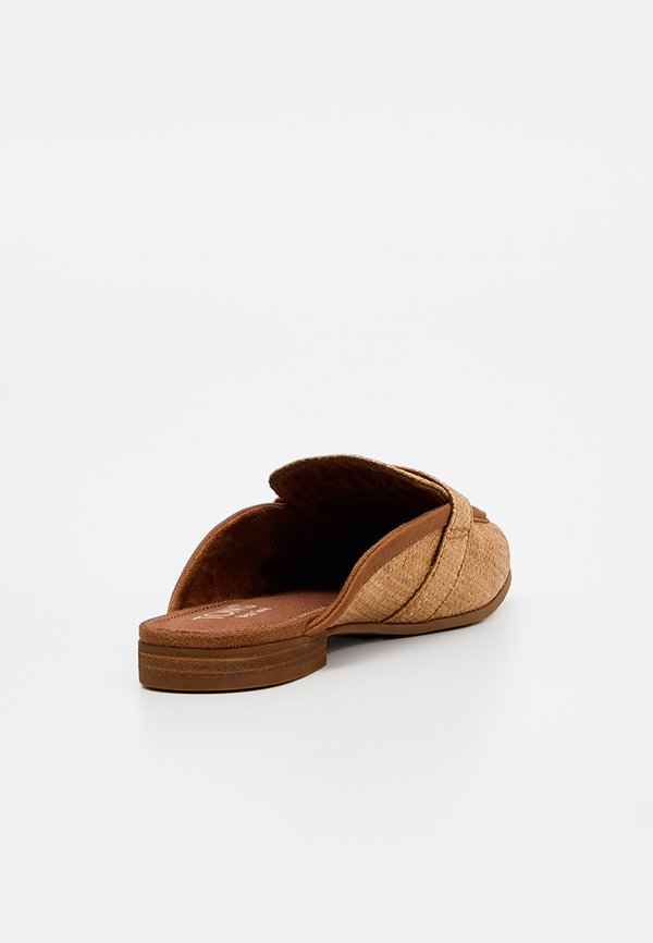 TOMS LYNETTE
