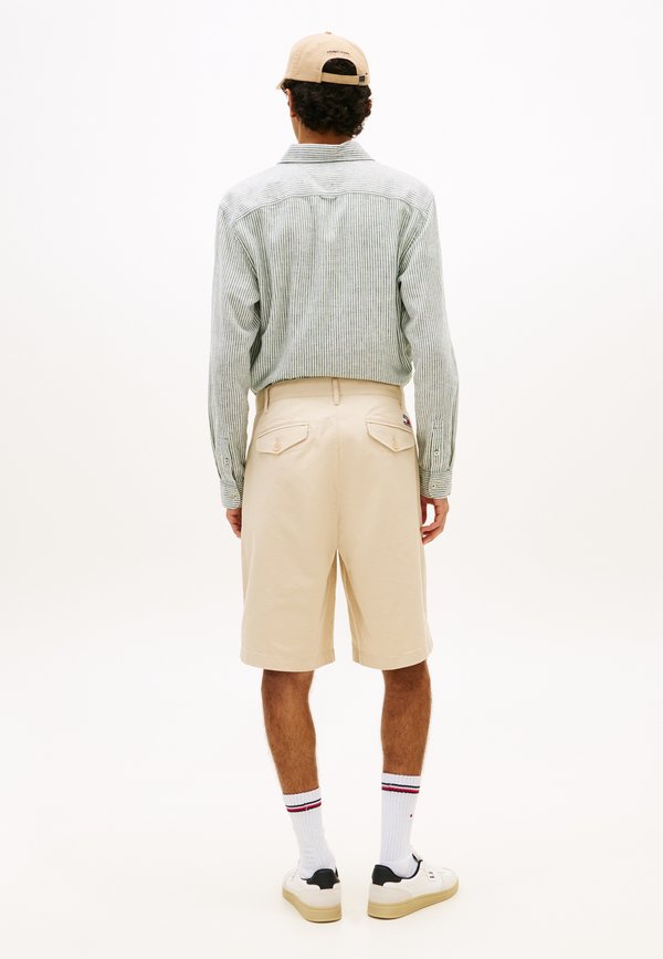 Tommy Jeans OTIS REGULAR PLEATED TWILL SHORTS