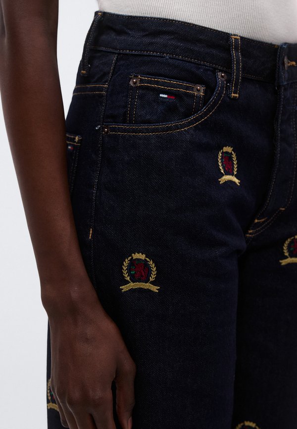 Tommy Jeans MIA CREST EMBROIDERY RELAXED STRAIGHT LEG JEANS