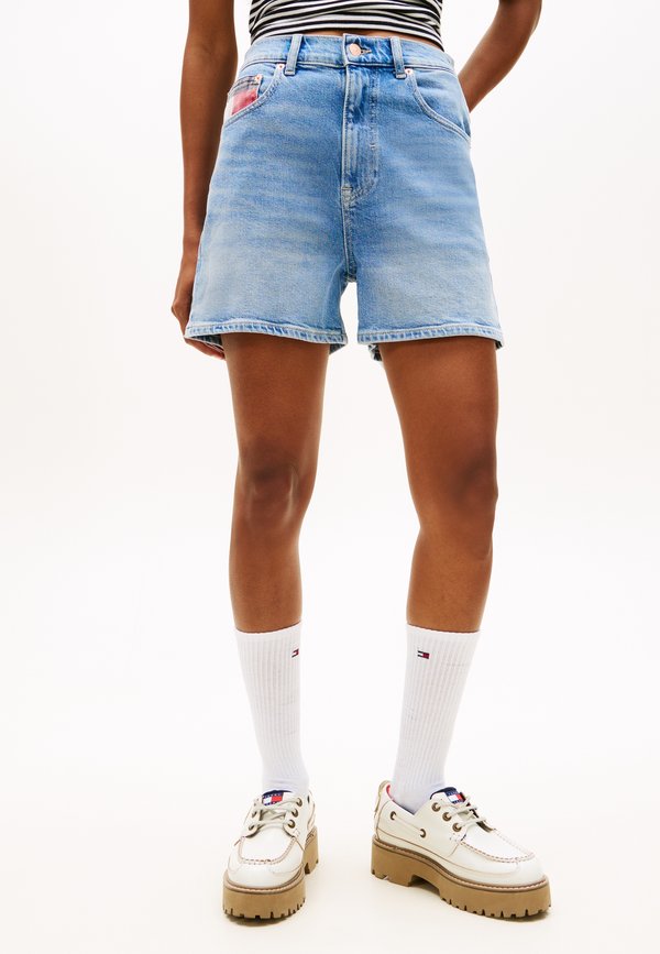 Tommy Jeans COLOUR-BLOCKED COIN POCKET MOM DENIM SHORTS