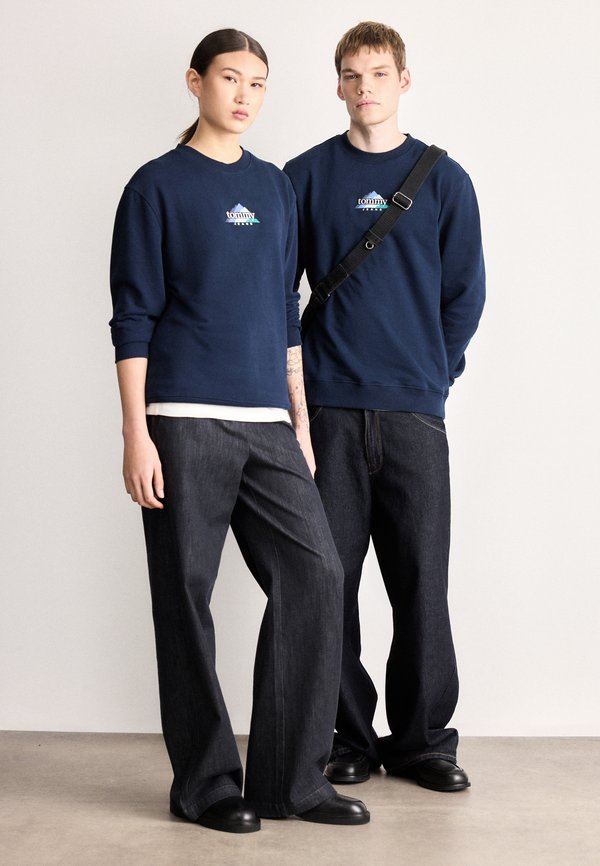 Tommy Jeans MOUNTAIN LOGO EMBROIDERY TERRY SWEATSHIRT