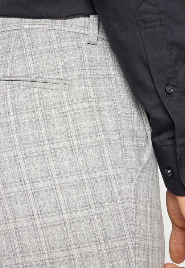 Isaac Dewhirst THE FASHION PEAK SUIT
