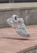 Nike Sportswear V5 RNR - Trainers - light smoke grey/off white/photon dust/light magenta