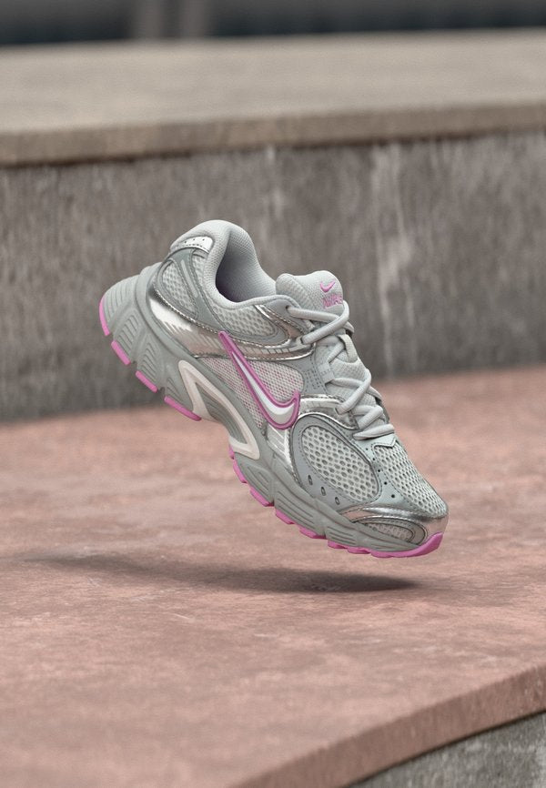 Nike Sportswear V5 RNR - Trainers - light smoke grey/off white/photon dust/light magenta