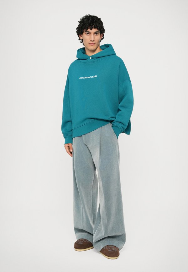 Bonsai SEASONAL GRAPHIC CROP HODIE OVERSIZE FIT UNISEX