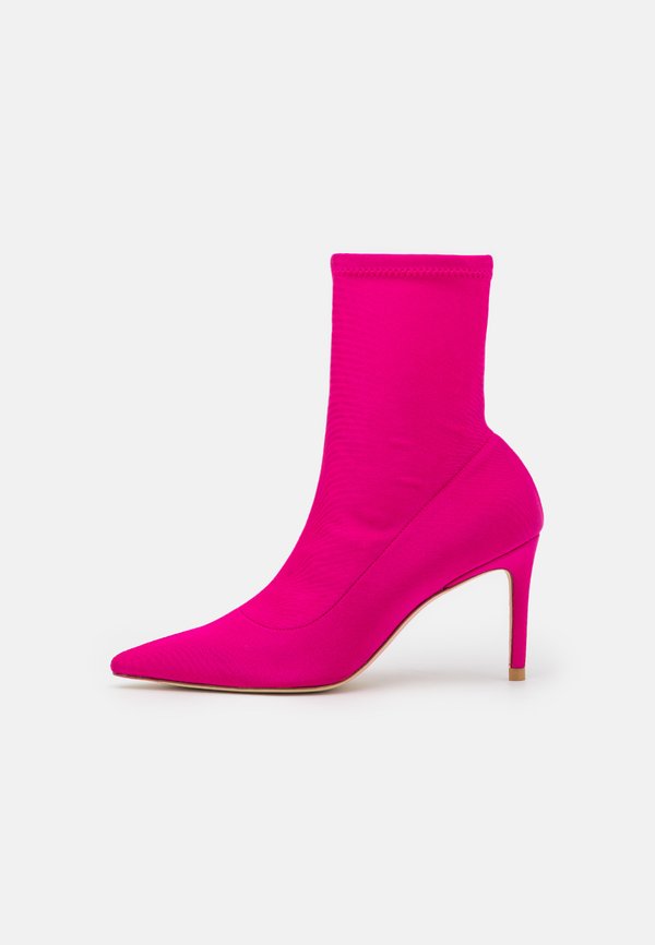 Stuart Weitzman STRETCH BOOTIE