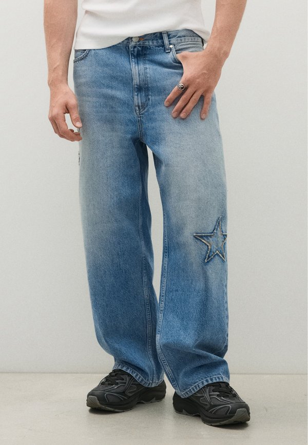 Bershka BAGGY WITH PATCHED STARS - JEANS - Relaxed fit jeans - blue denim