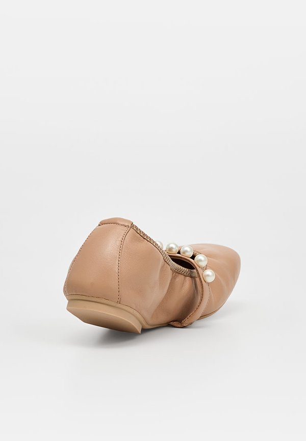 Stuart Weitzman GOLDIE