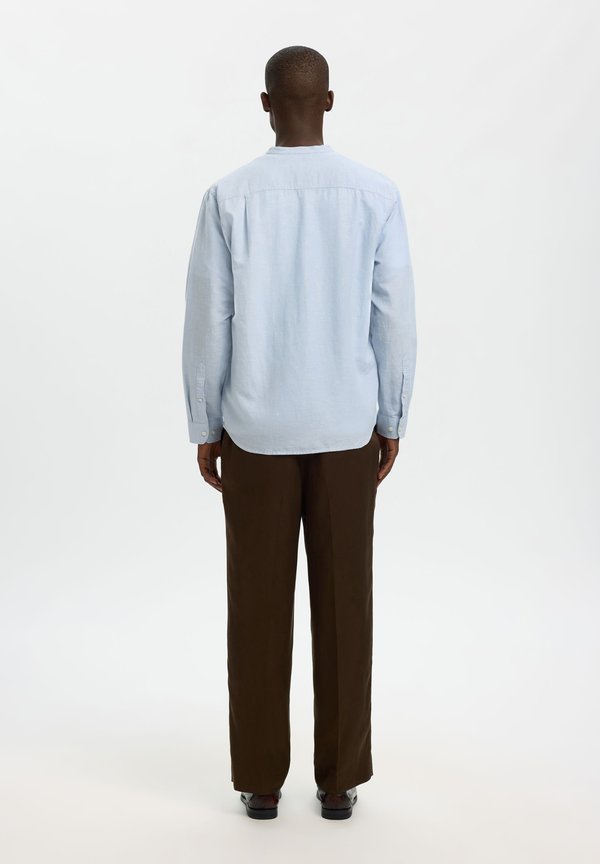 Selected SLHREGCLAY LINENBLEND LS SHIRT BAND NOOS