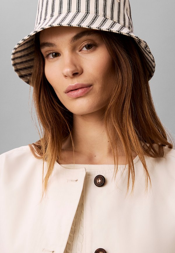 Calvin Klein CALVIN KLEIN EMBROIDERED MONOGRAM STRIPED BUCKET HAT - Hat - black  white stripe
