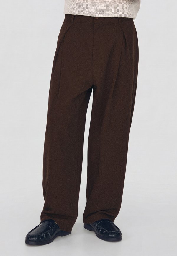 Bershka TAILORED BAGGY - Trousers - brown