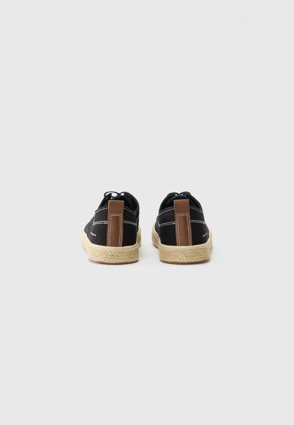 Pier One by Zalando