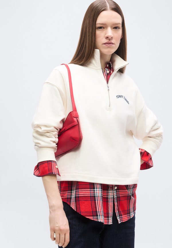 Tommy Jeans LOGO EMBROIDERY RELAXED QUARTER-ZIP SWEATSHIRT