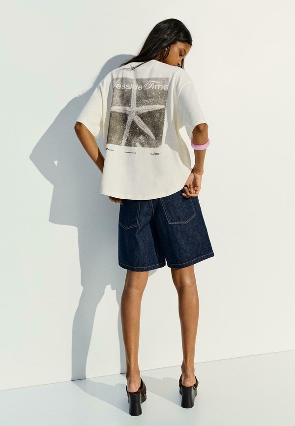 Bershka OVERSIZE PRINT - T-SHIRT - Print T-shirt - beige