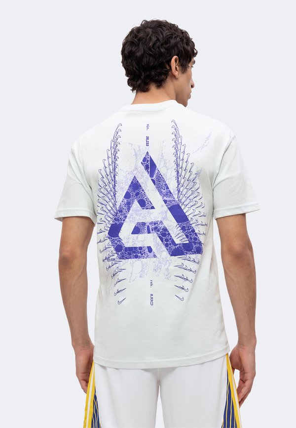 Nike Performance GIANNIS TEE M90 SUMMIT - Print T-shirt - off white
