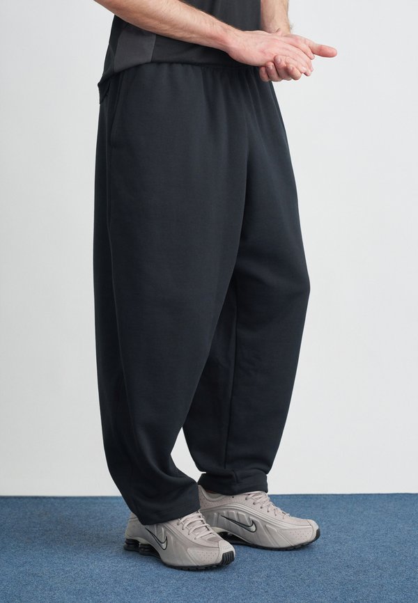 Nike Sportswear CLUB - Tracksuit bottoms - black/white