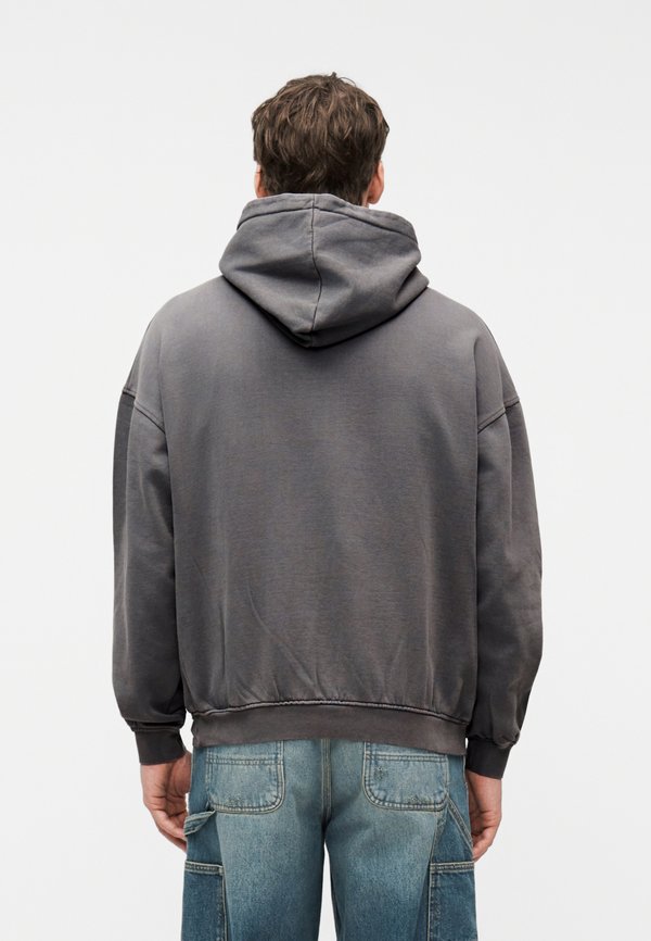 FAVELA PATCH RIVET HOODIE