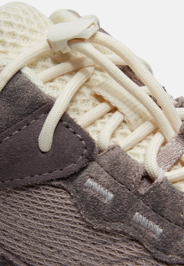 Timberland LOW LACE-UP WATERPROOF SNEAKER.