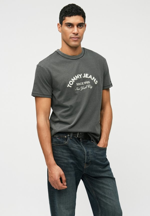 Tommy Jeans ARCH LOGO TEXTURED T-SHIRT