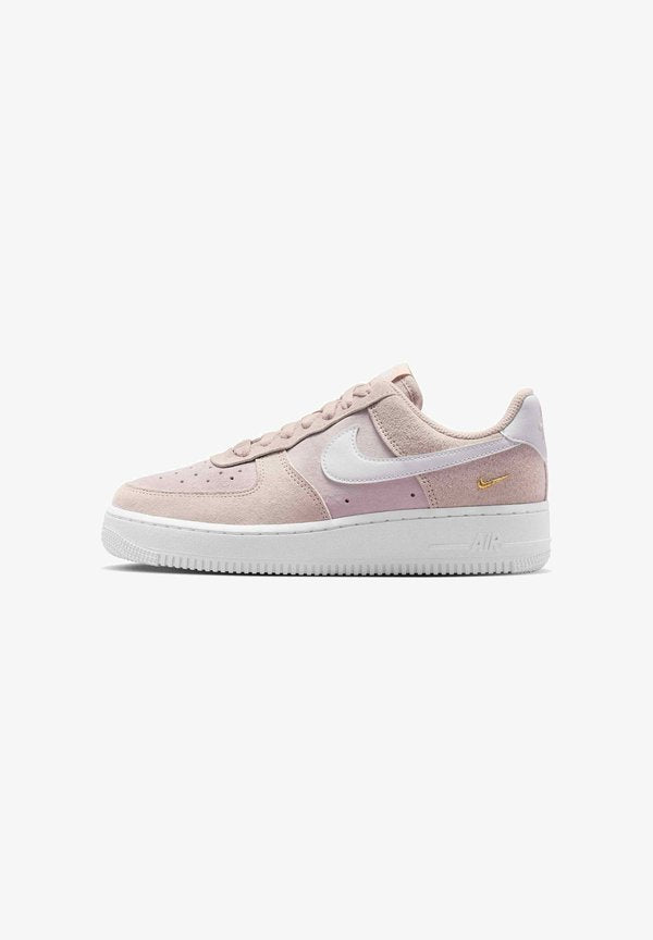Nike Sportswear NIKE SPORTSWEAR WOMEN'S SHOES AIR FORCE 1 '07 LOW SE - Trainers - silt red/pink foam/gold-coloured/white