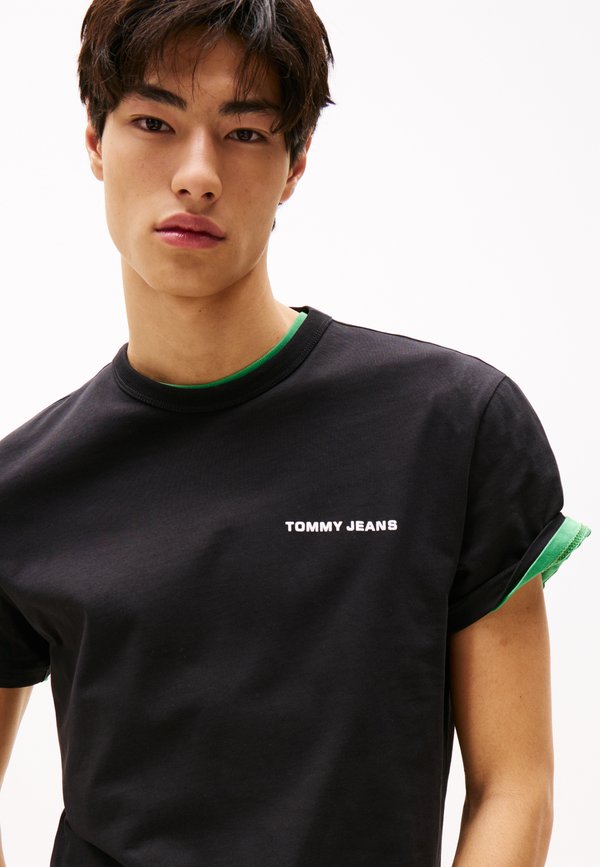 Tommy Jeans SLANTED CREST GRAPHIC TEE UNISEX