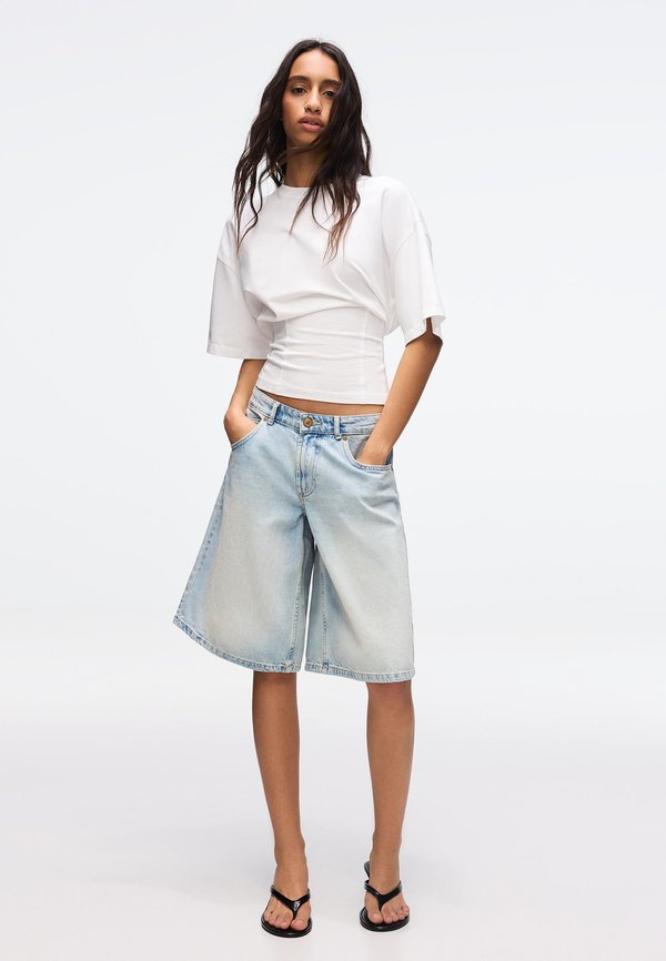 Bershka BAGGY  - BERMUDA JORTS   - Denim shorts - light blue