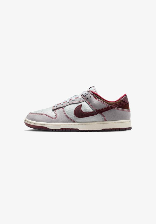 Nike Sportswear NIKE SPORTSWEAR MEN'S SHOES DUNK LOW RETRO SE - Trainers - pure platinum wolf grey team red burgundy crush