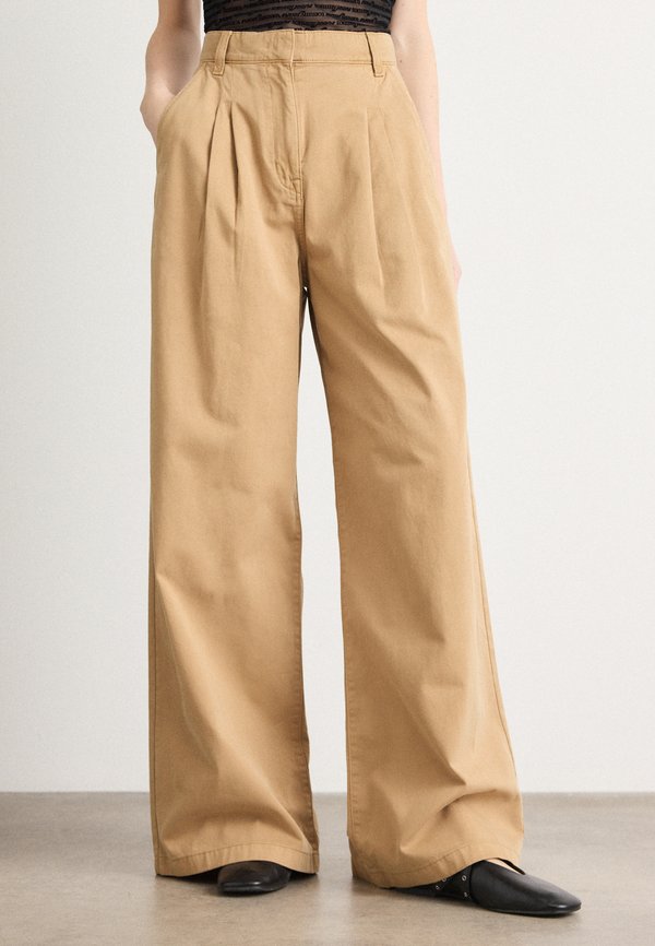 Tommy Jeans PLEATED TWILL WIDE LEG CHINOS