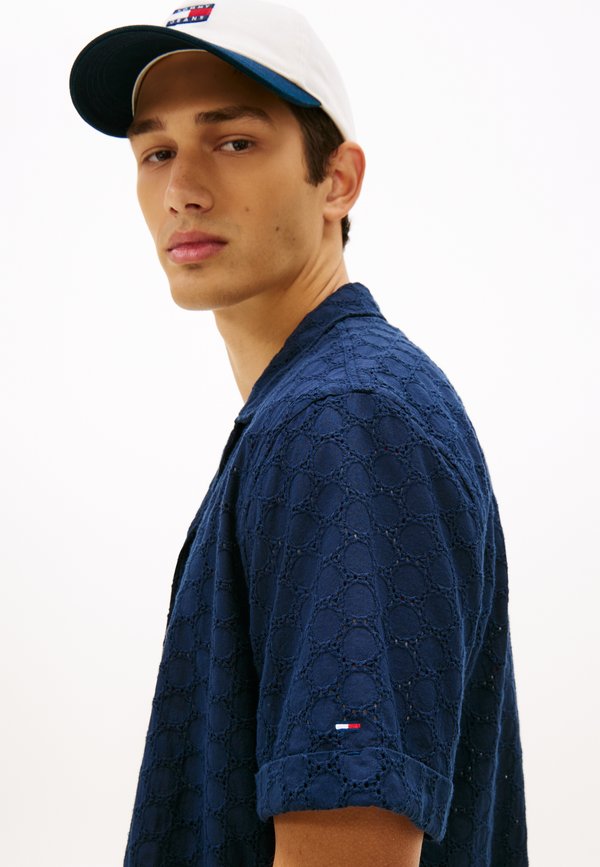 Tommy Jeans REGULAR FIT GEOMETRIC EMBROIDERY SHORT SLEEVE SHIRT