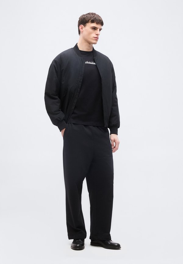 Calvin Klein SPLIT LINE LOGO GRAPHICS