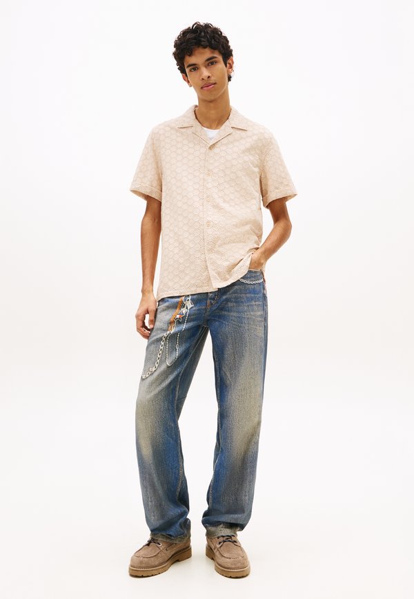 Tommy Jeans REGULAR FIT GEOMETRIC EMBROIDERY SHORT SLEEVE SHIRT