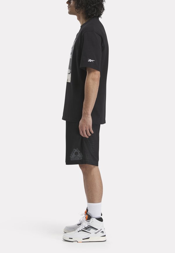 Reebok Classic GRAPHIC SHORT SLEEVE BASKETBALL PUMP