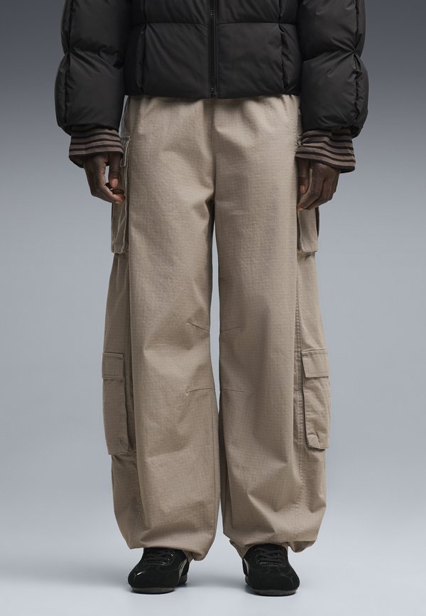Puma ESSENTIALS RELAXED CARGOHOSE - Cargo trousers - mouse gray