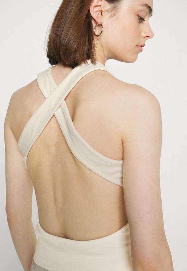 NA-KD FEMMEBLK CROSSED BACK TOP
