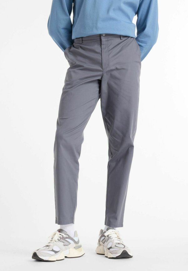 New Balance ATHLETICS STANDARD TAPERED PANT 30" - Chinos - grey