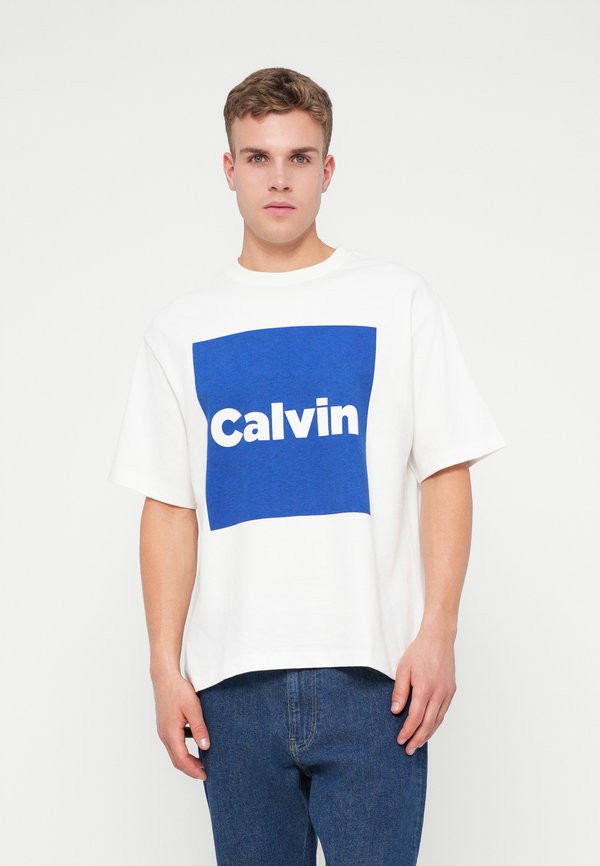 Calvin Klein Jeans BOX GRAPHIC TEE UNISEX - Print T-shirt - brilliant white