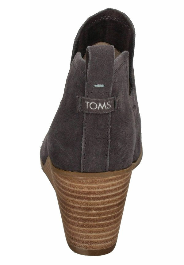 TOMS  KALLIE