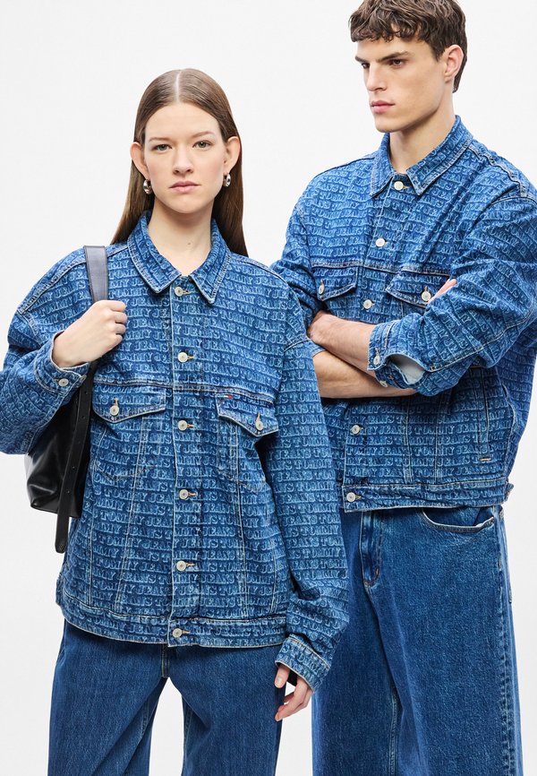 Tommy Jeans SPELL-OUT LOGO OVERSIZED DENIM TRUCKER JACKET