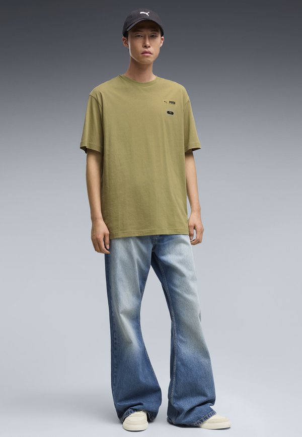 Puma GRAPHICS RELAXED STACKED T-SHIRT - Print T-shirt - chai latte