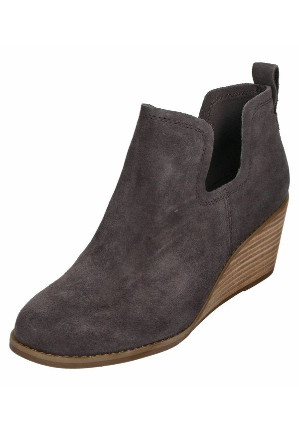 TOMS  KALLIE
